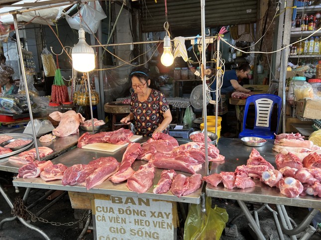 Giá thực phẩm 'nhảy múa': Người mua giật mình, tiểu thương 'đứng ngồi không yên' ảnh 4