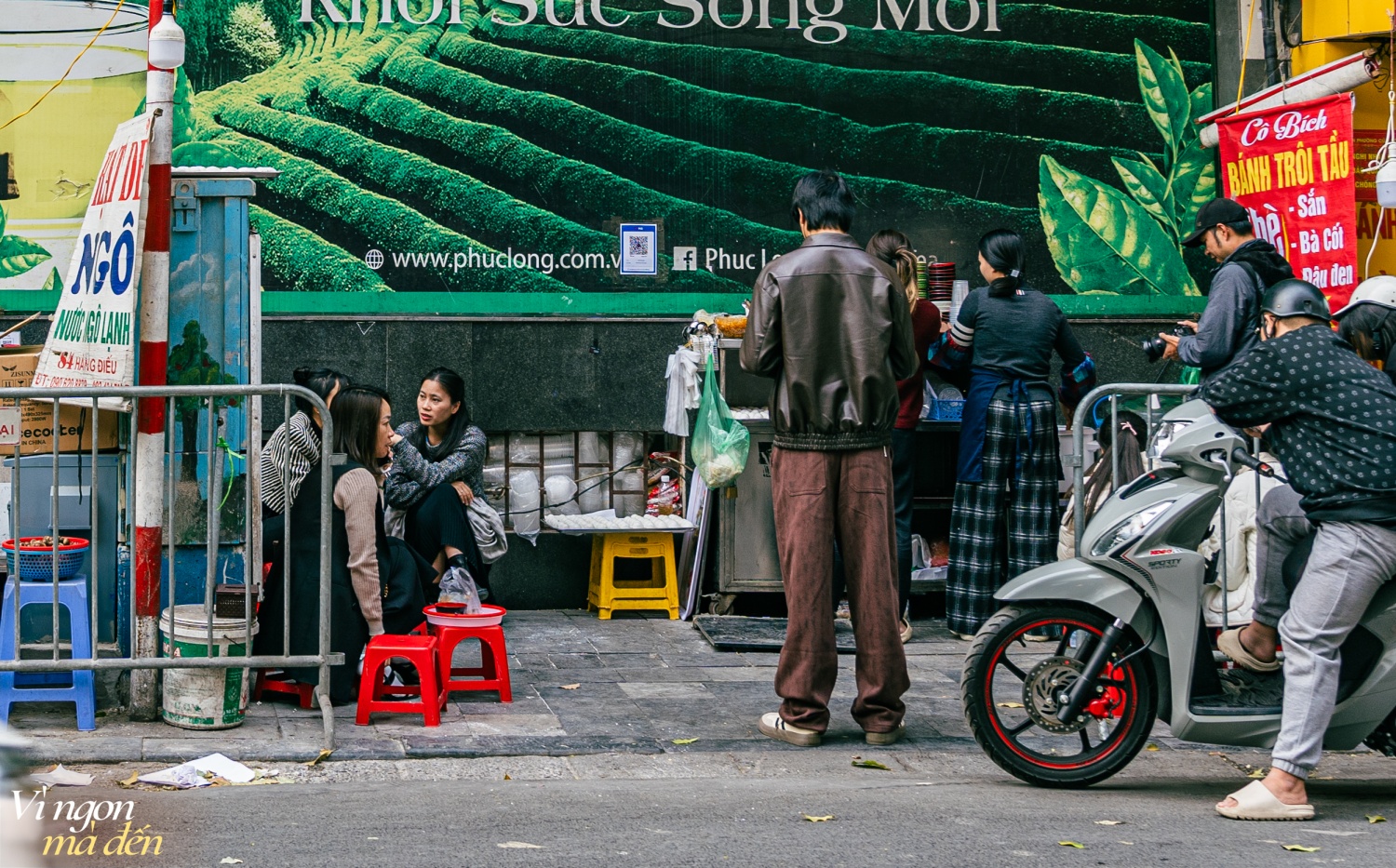 Quán bánh trôi tàu vỉa hè phố cổ Hà Nội có tuổi đời hơn 30 năm tấp nập khách khi mùa đông về, 2 con gái nối nghiệp mẹ vì yêu nghề dù vất vả - Ảnh 5.