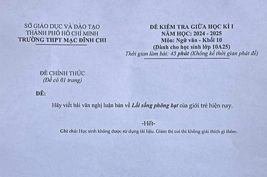 Học sinh thi lớp 10 òa khóc giữa cổng trường và những đề thi gây tranh cãi - 2