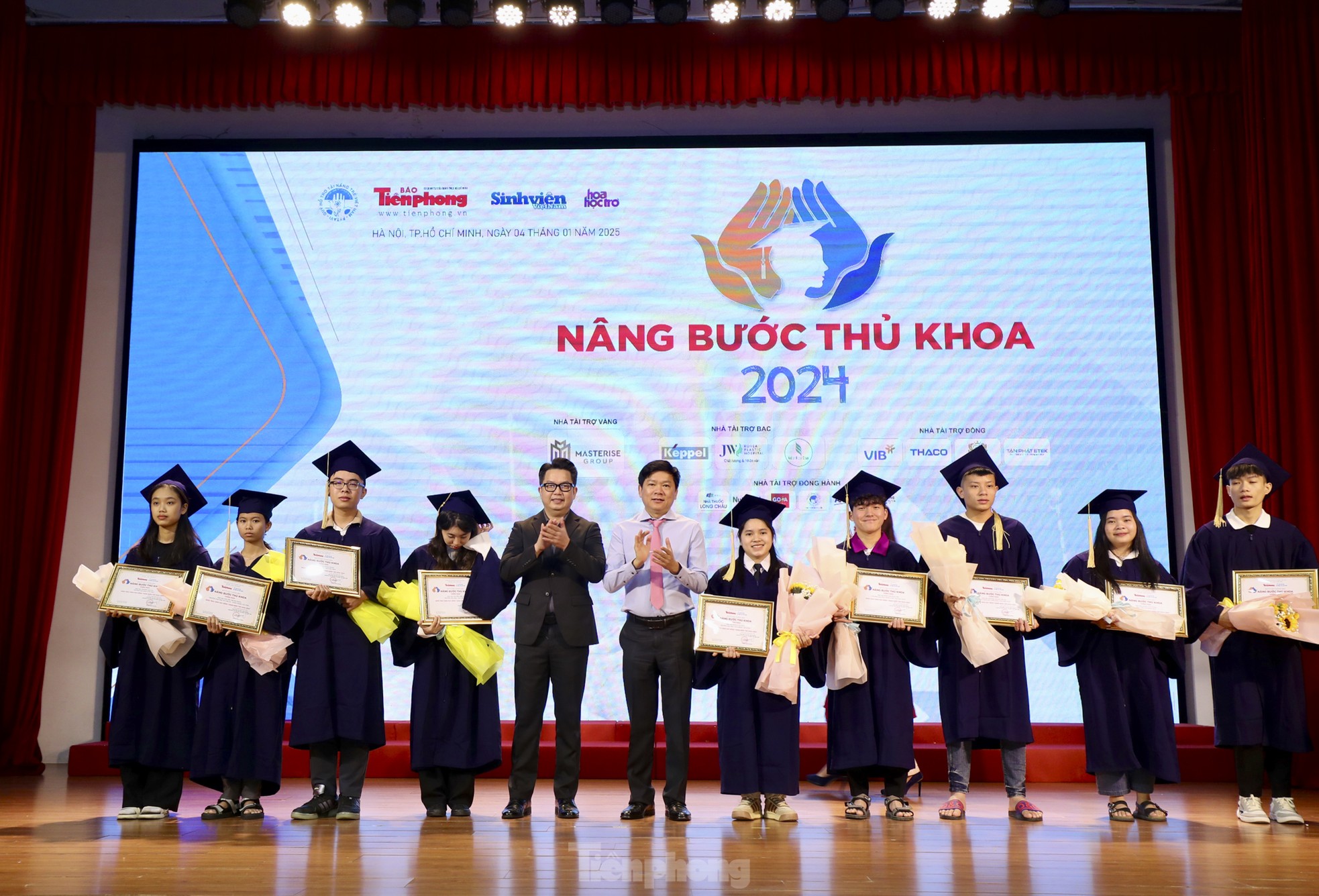 Toàn cảnh lễ trao học bổng Nâng bước Thủ khoa 2024 ảnh 12