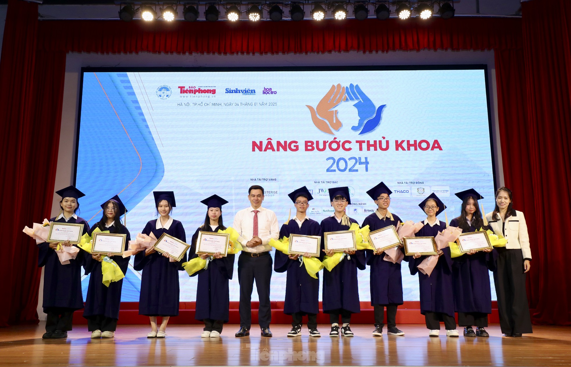 Toàn cảnh lễ trao học bổng Nâng bước Thủ khoa 2024 ảnh 13