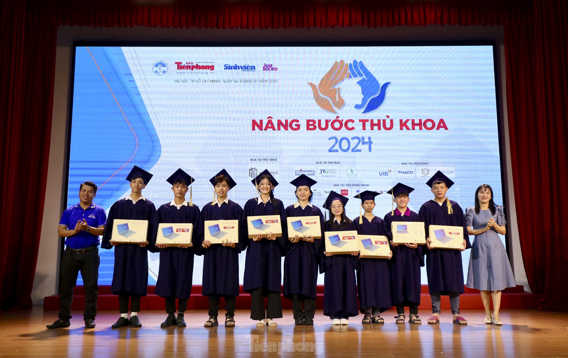 Toàn cảnh lễ trao học bổng Nâng bước Thủ khoa 2024 ảnh 20