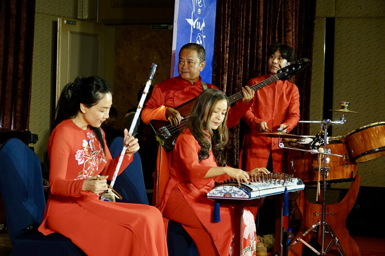 Hải Phượng, Tăng Thành Nam chơi đàn tranh, đàn violin bằng sứ - Ảnh 3.