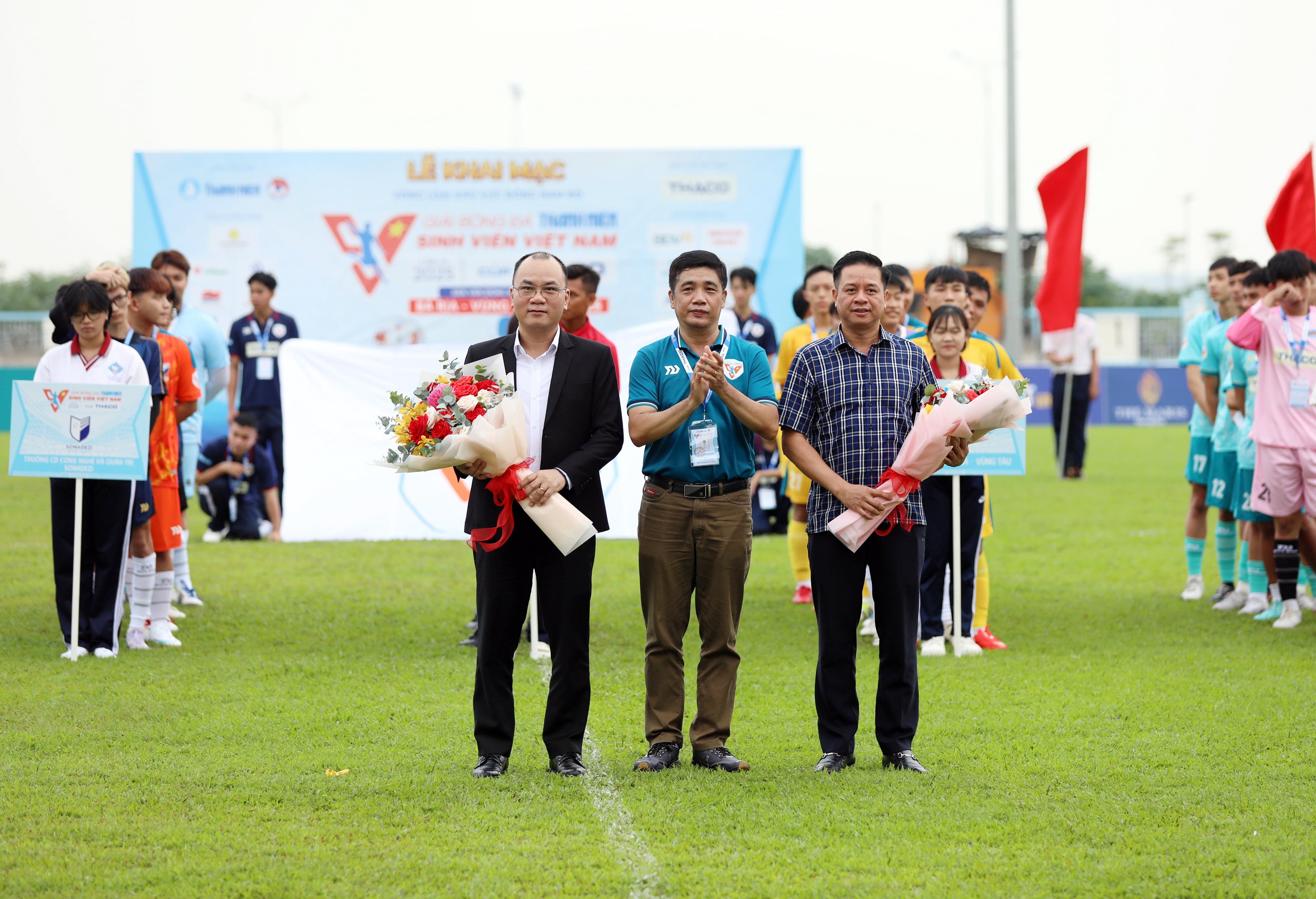 Mưa bàn thắng ngày khai mạc vòng loại Đông Nam bộ tại huyện Long Đất- Ảnh 9.