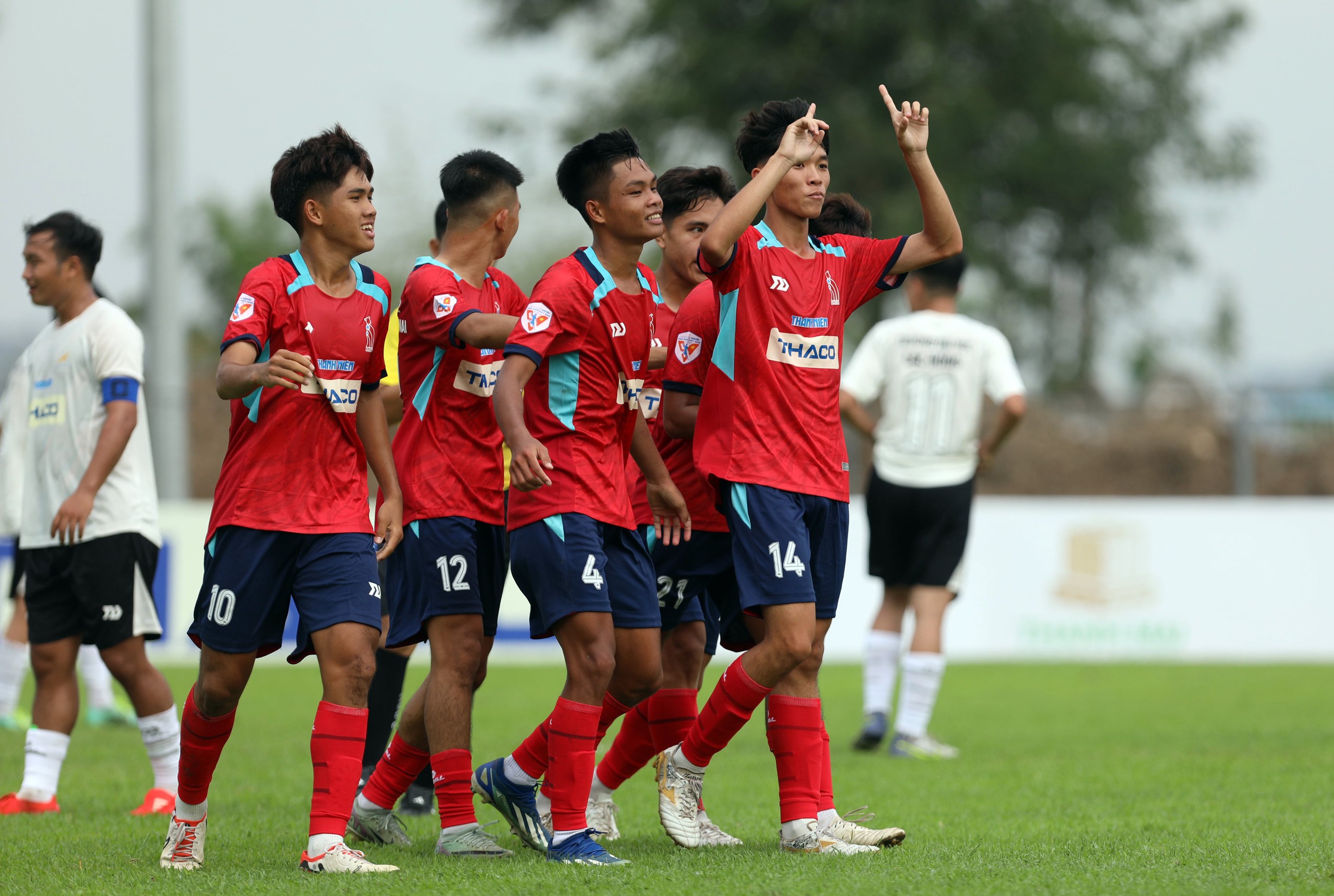 Mưa bàn thắng ngày khai mạc vòng loại Đông Nam bộ tại huyện Long Đất- Ảnh 16.