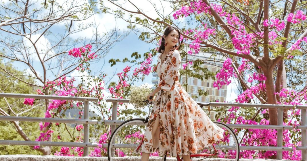 Những mẫu váy áo hoa diện mùa tết 2025
