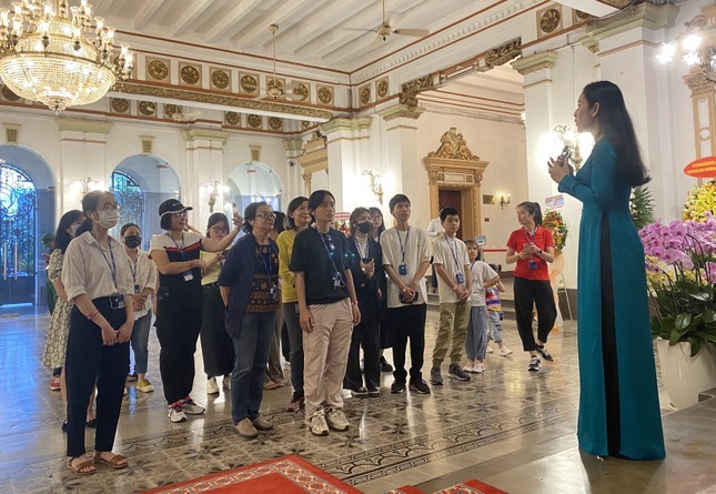 TPHCM 24/7: Ông Phạm Nhật Vượng làm tuyến metro đi Cần Giờ; Dừng tour tham quan trụ sở HĐND ảnh 5