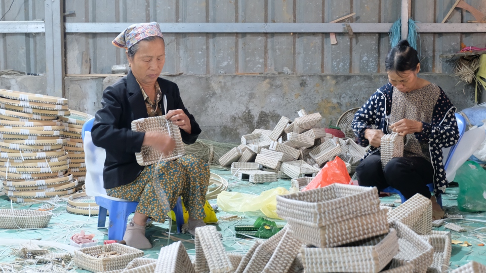 Hai xã Tân Tiến và Hữu Văn hiện không còn hộ nghèo.