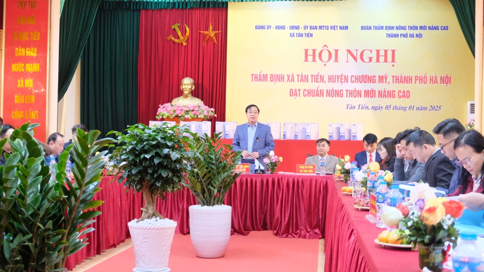 Phó Chánh Văn phòng chuyên trách Văn phòng Điều phối chương trình xây dựng nông thôn mới TP Hà Nội Ngọ Văn Ngôn phát biểu tại hội nghị.