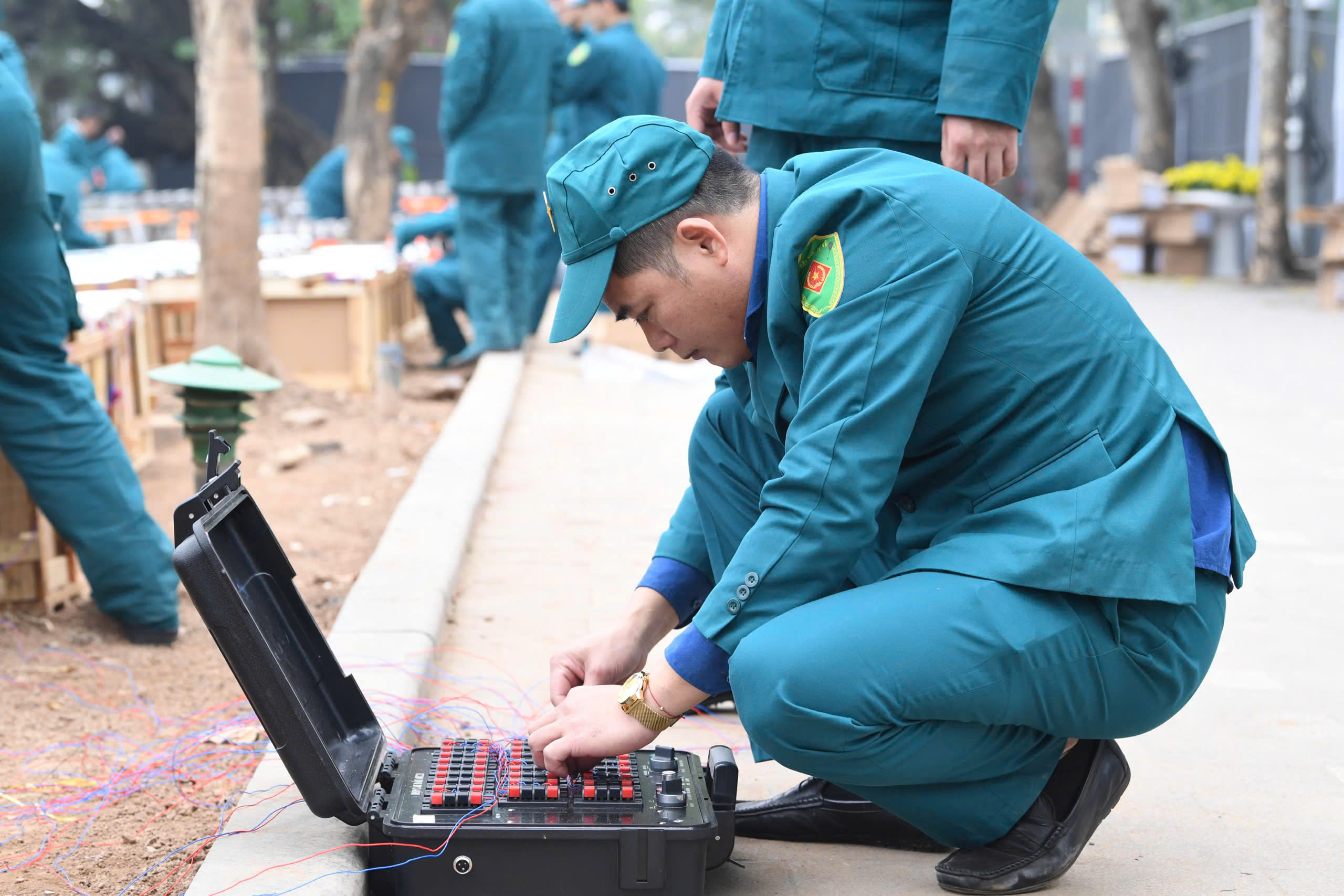 Trận địa pháo hoa bên hồ Gươm sẵn sàng khai hoả chào năm mới- Ảnh 8.