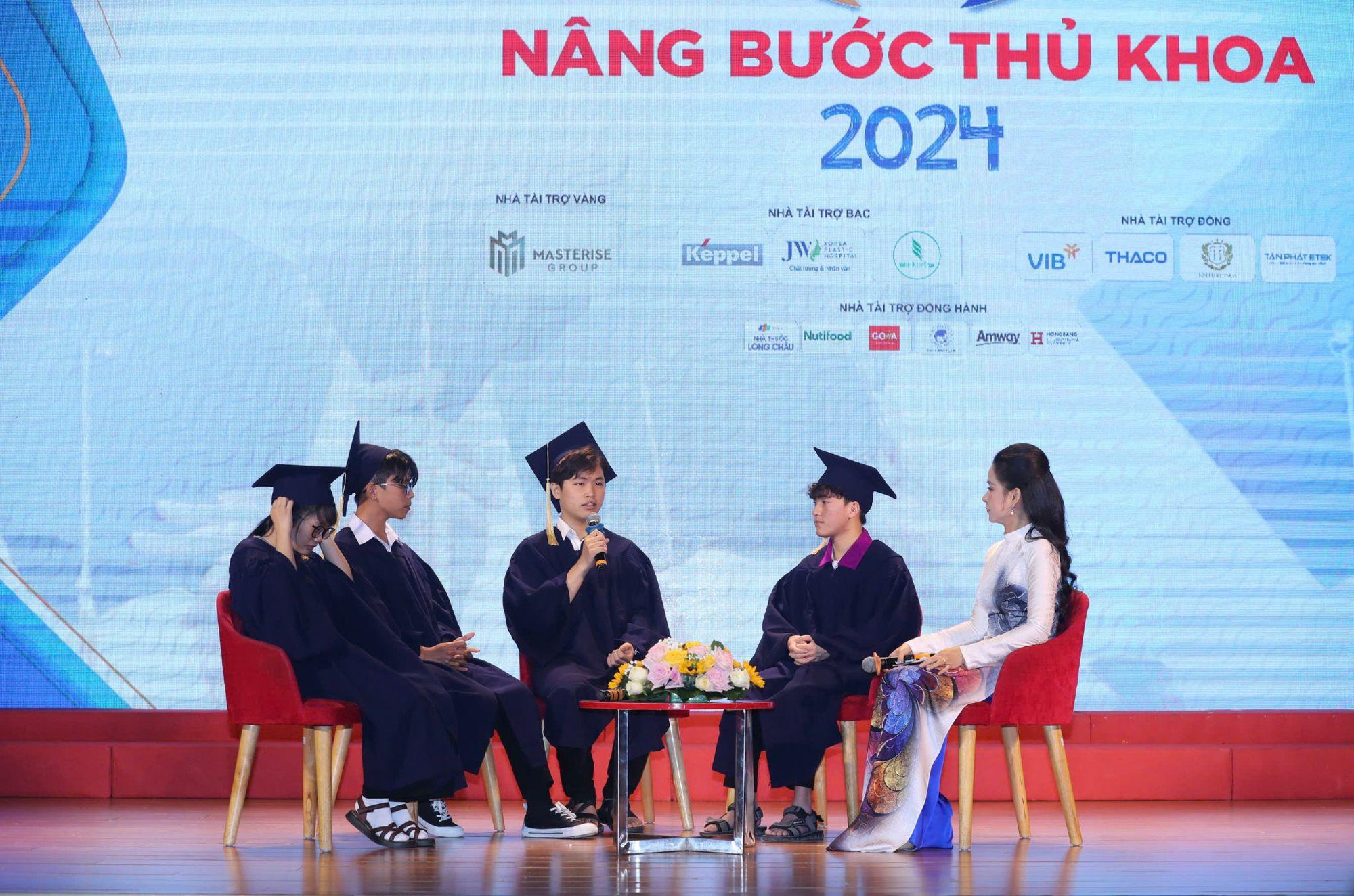 90 sinh viên xuất sắc được trao học bổng "Nâng bước Thủ khoa" năm 2024 - Ảnh 2.