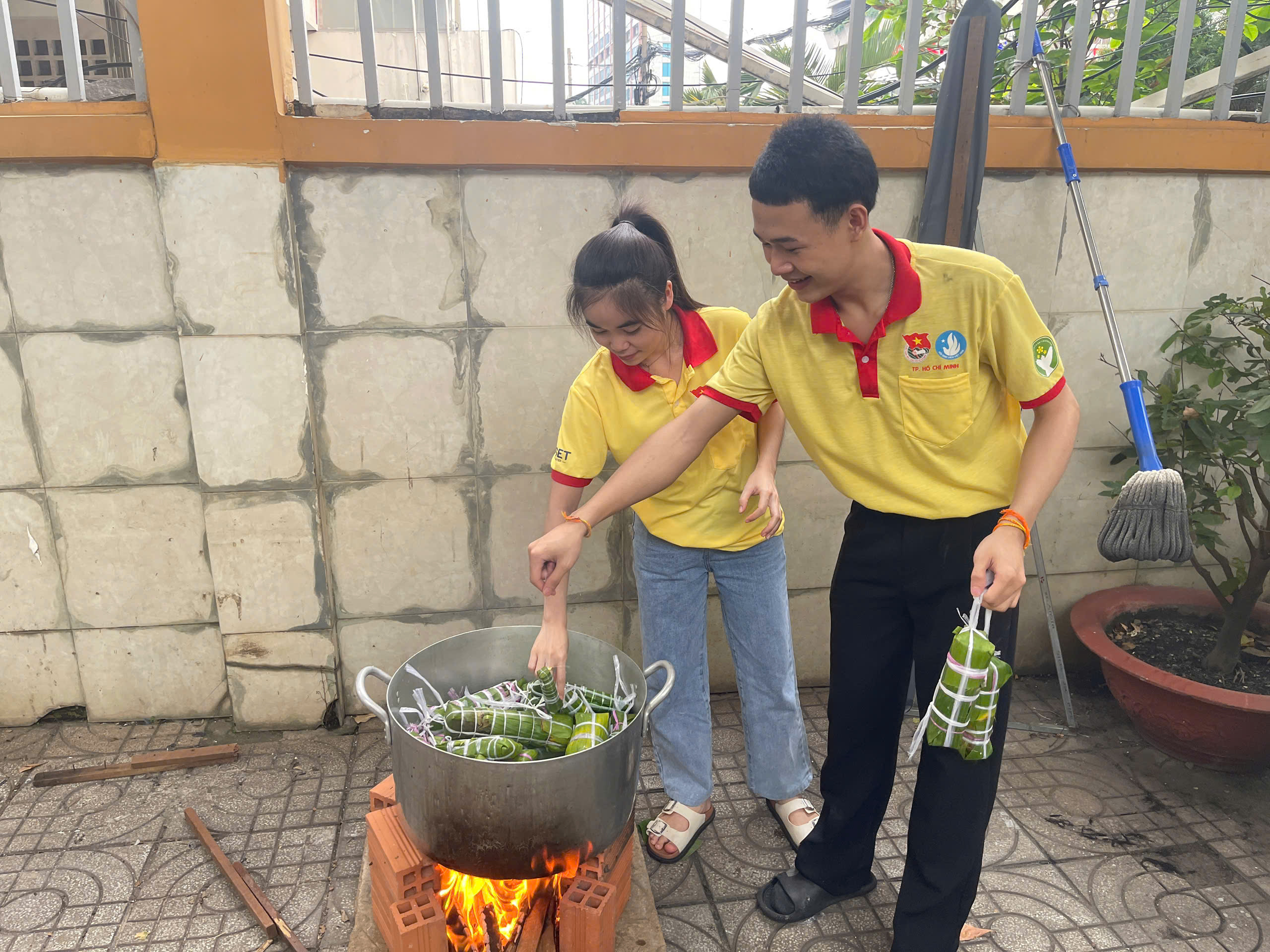 TP HCM: Sinh viên Lào, Campuchia trổ tài gói bánh tét trước thềm Tết Nguyên đán- Ảnh 7.