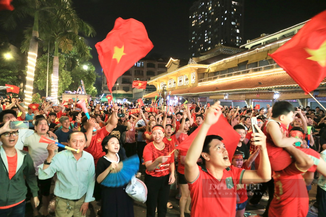 Việt Nam vô địch ASEAN Cup 2024, người dân Hà Nội, TP Hồ Chí Minh đổ ra đường ăn mừng - Ảnh 11.