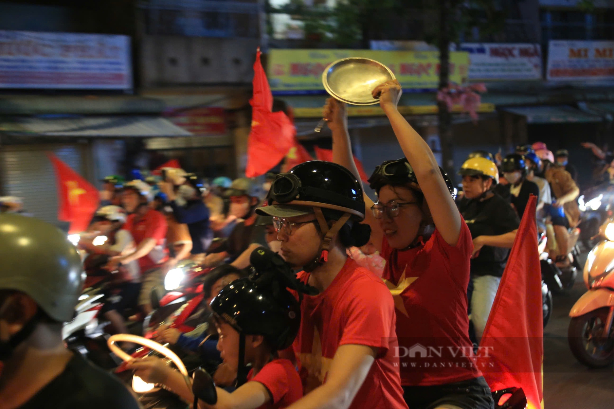 Khi nồi niêu, xoong chảo xuống đường, trở thành 