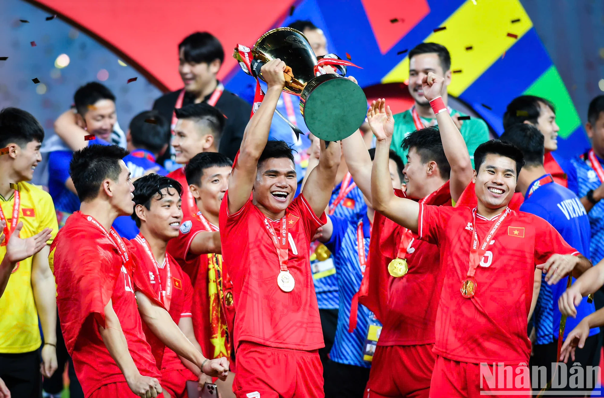 [Ảnh] Đội tuyển Việt Nam nâng cao cúp vô địch ASEAN Cup 2024 ảnh 6