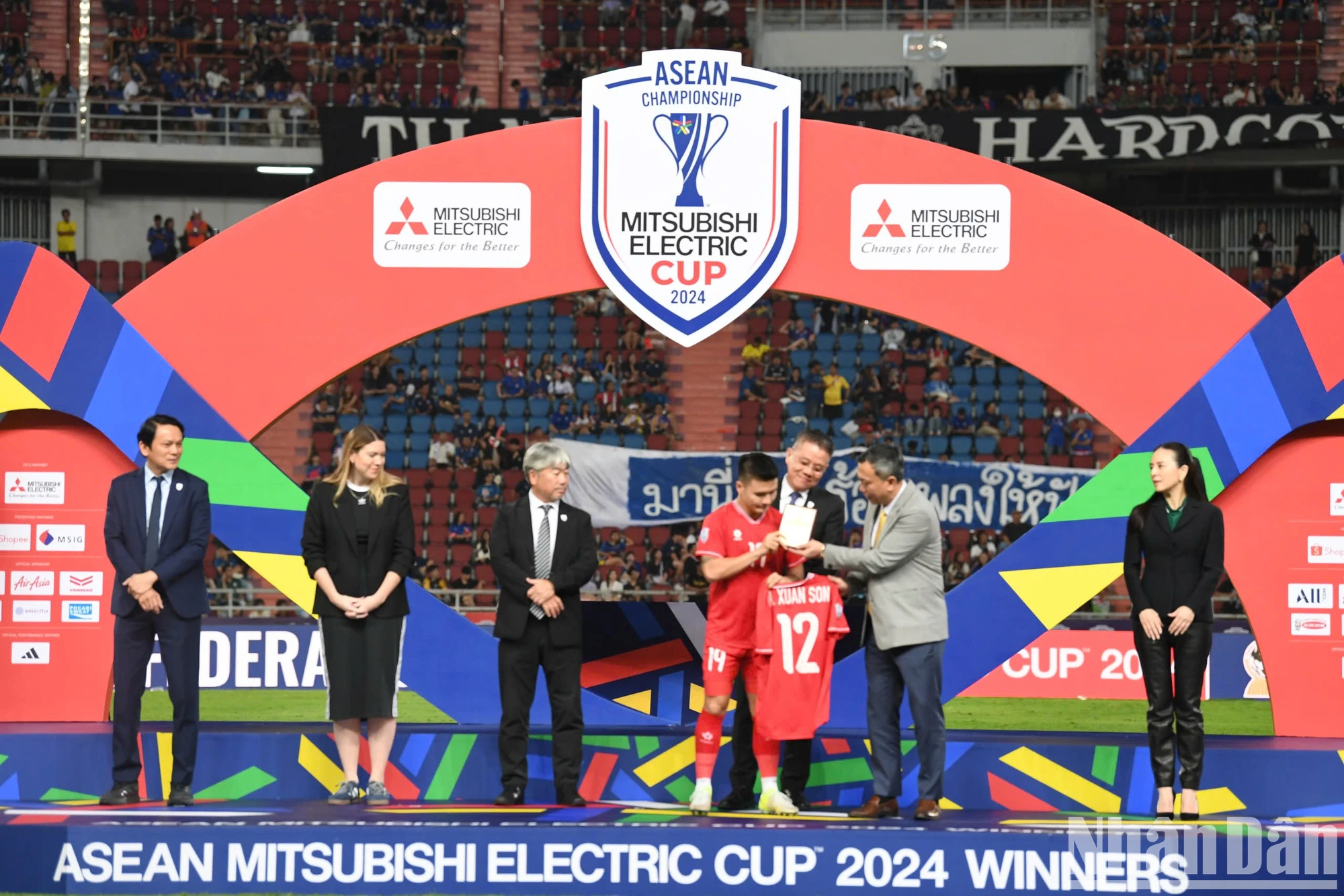 [Ảnh] Đội tuyển Việt Nam nâng cao cúp vô địch ASEAN Cup 2024 ảnh 9