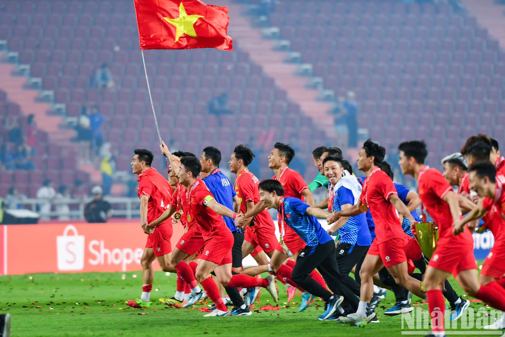 [Ảnh] Đội tuyển Việt Nam nâng cao cúp vô địch ASEAN Cup 2024 ảnh 10