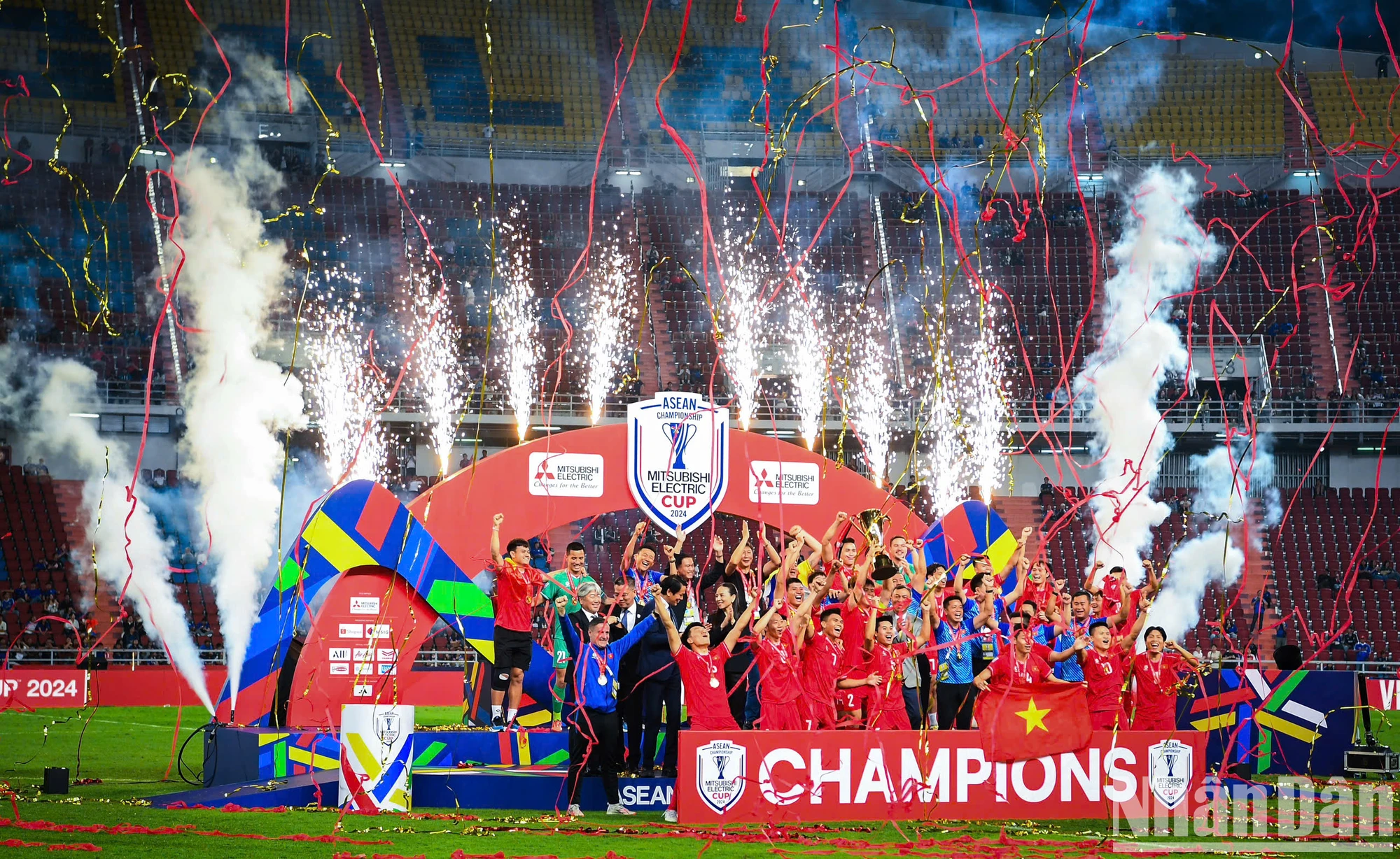 [Ảnh] Đội tuyển Việt Nam nâng cao cúp vô địch ASEAN Cup 2024 ảnh 11