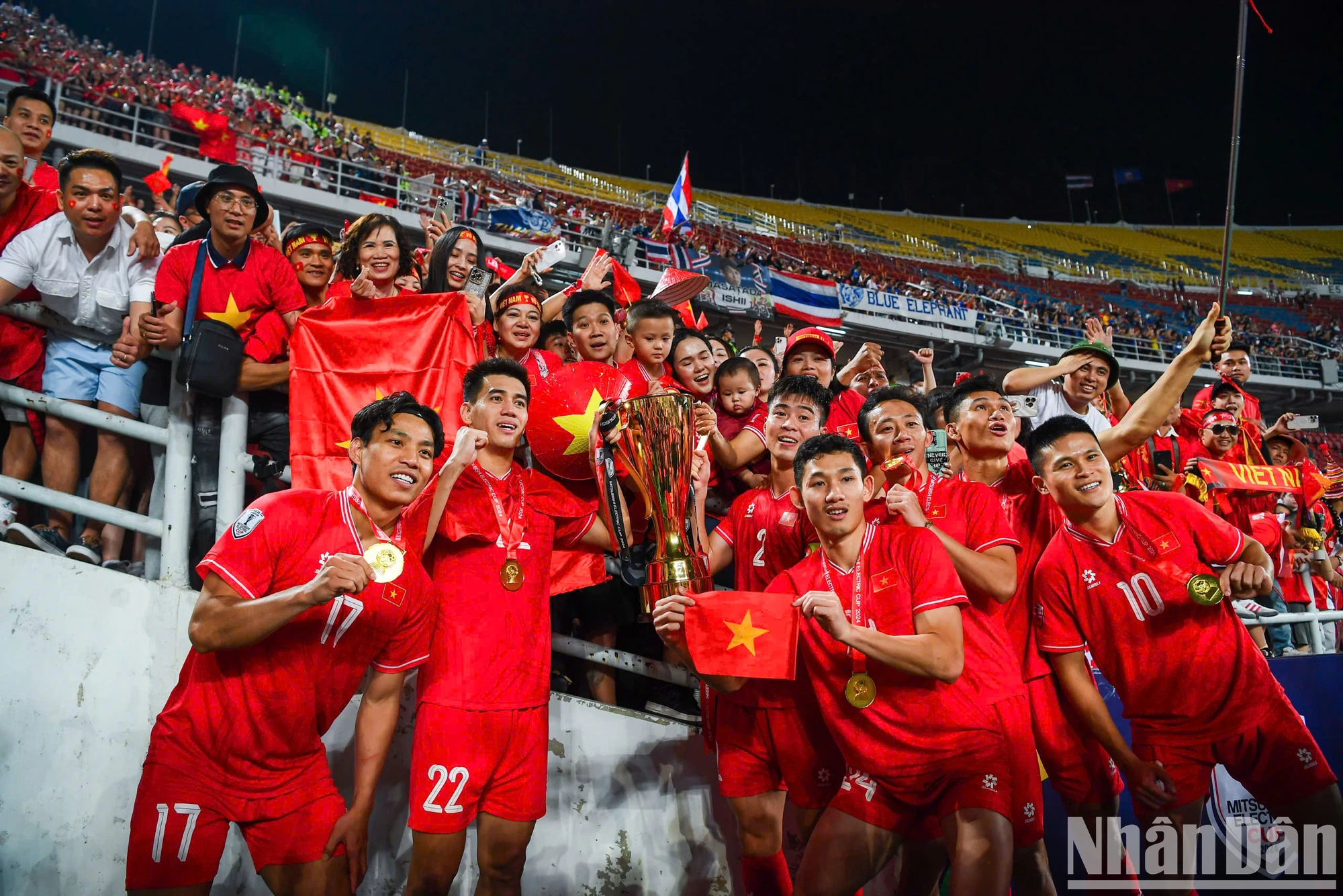 [Ảnh] Đội tuyển Việt Nam nâng cao cúp vô địch ASEAN Cup 2024 ảnh 15