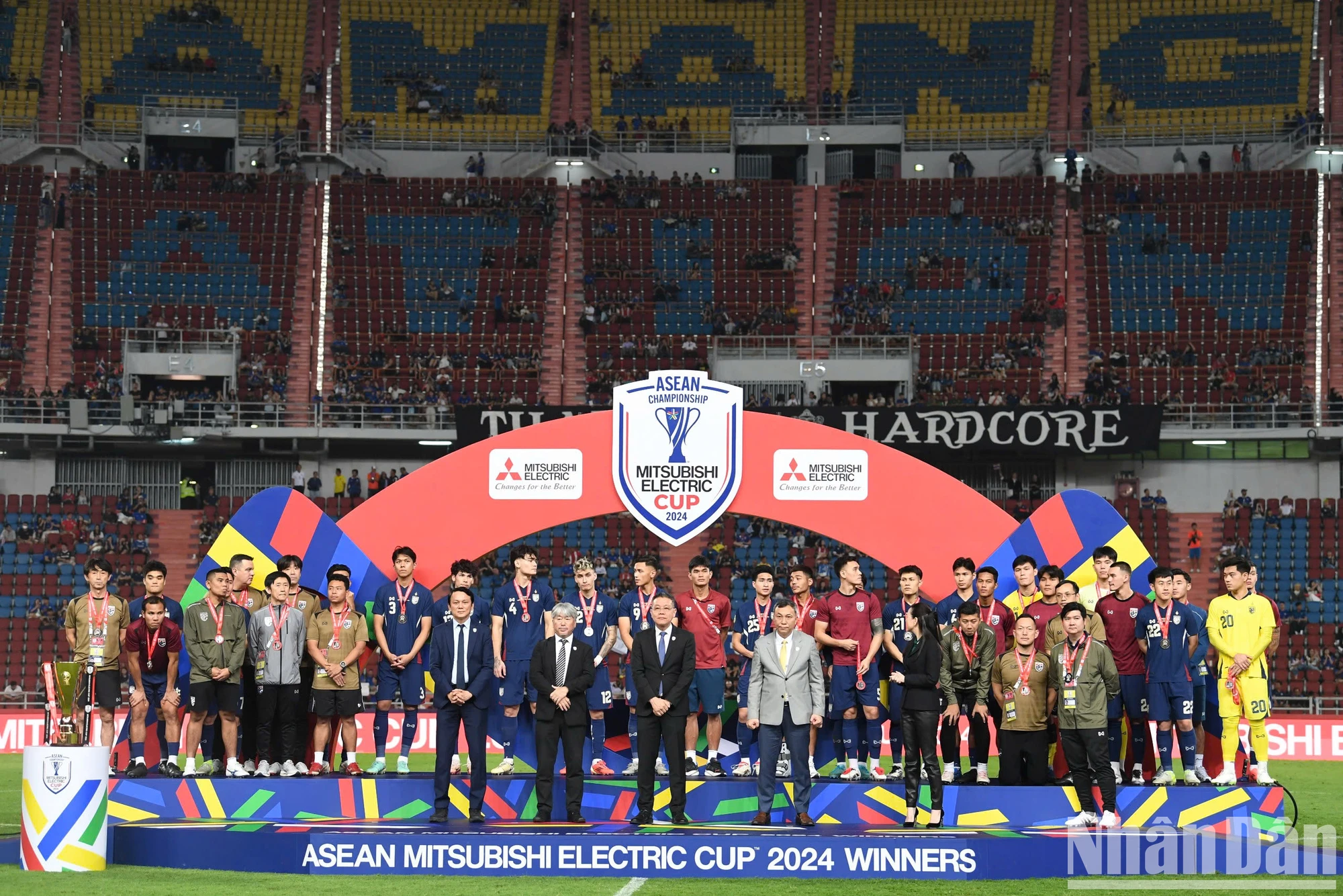 [Ảnh] Đội tuyển Việt Nam nâng cao cúp vô địch ASEAN Cup 2024 ảnh 16