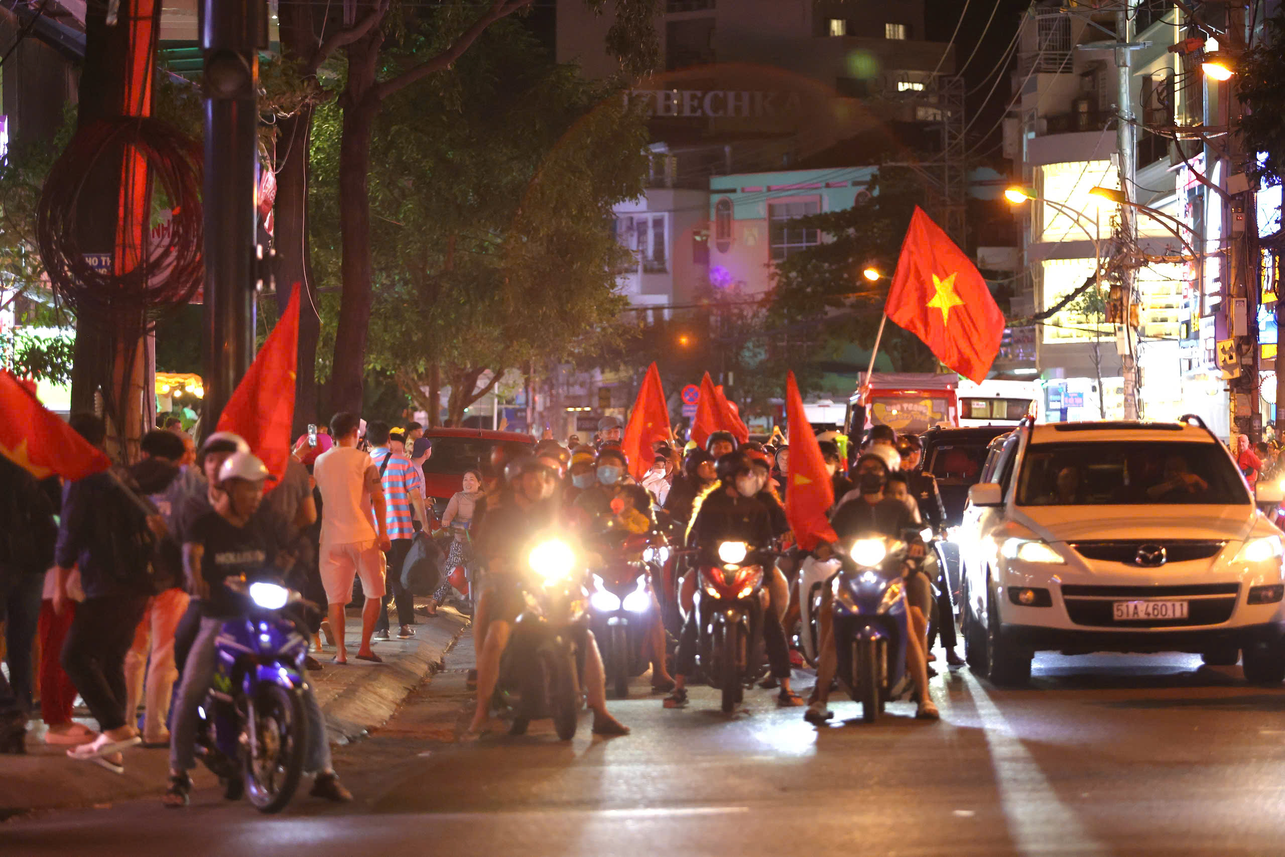 Hàng nghìn người dân, du khách ở phố biển Nha Trang đi 'bão' mừng Việt Nam vô địch- Ảnh 11.