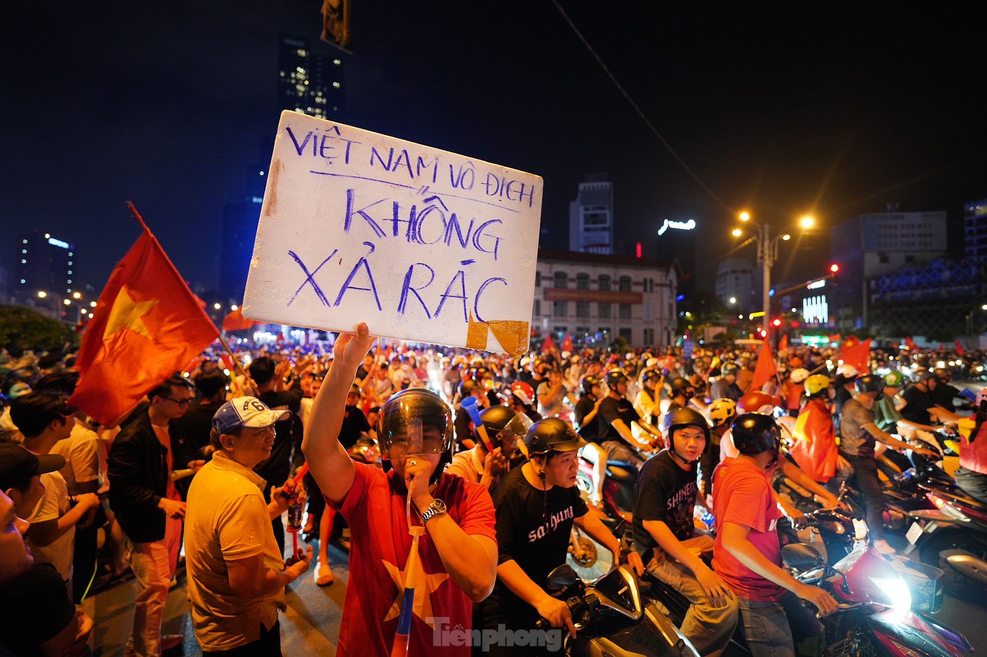 Les supporters d'Ho Chi Minh-Ville tachaient le marché de Ben Thanh et les rues centrales en rouge, photo 15