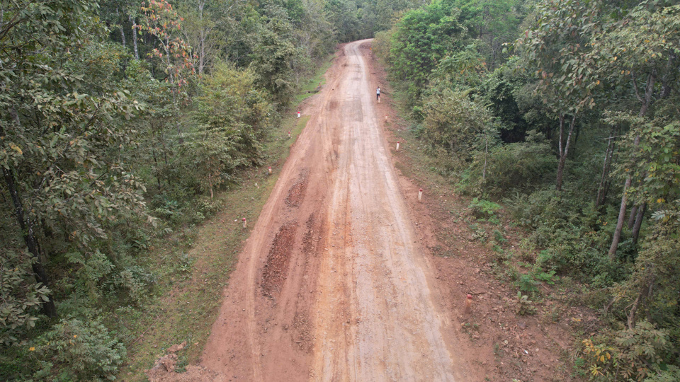 Mặt đường trơn, trươt gây nguy hiểm  cho phương tiện tham gia giao thông khi trời mưa.