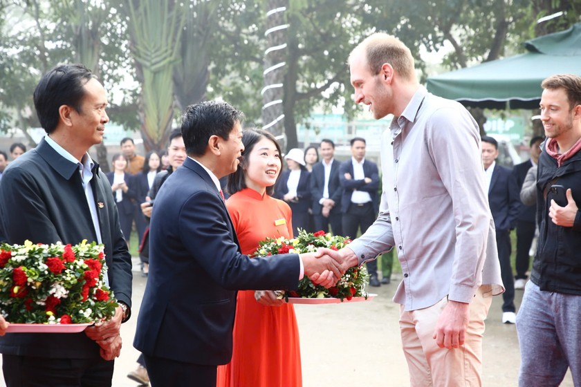 Lãnh đạo BQL VQG Phong Nha - Kẻ Bàng tặng hoa cho du khách đến du lịch và trải nghiệm trong lòng di sản.