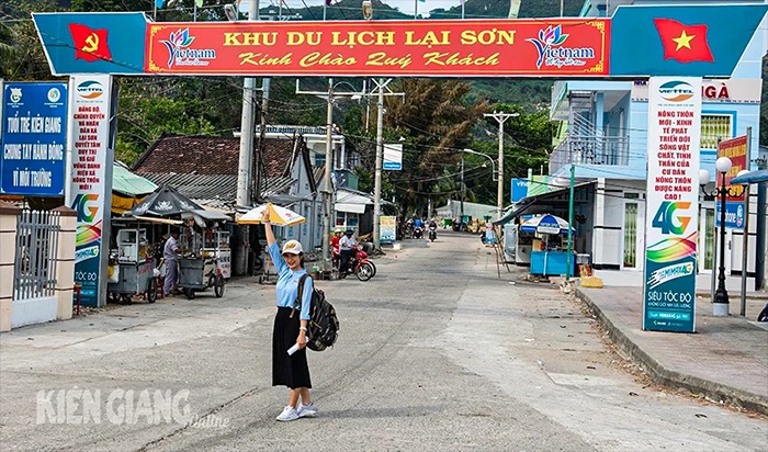 Một hòn đảo đẹp như phim ở Kiên Giang, có cây dừa sống nằm dài trên đá khiến thiên hạ tò mò - Ảnh 4.