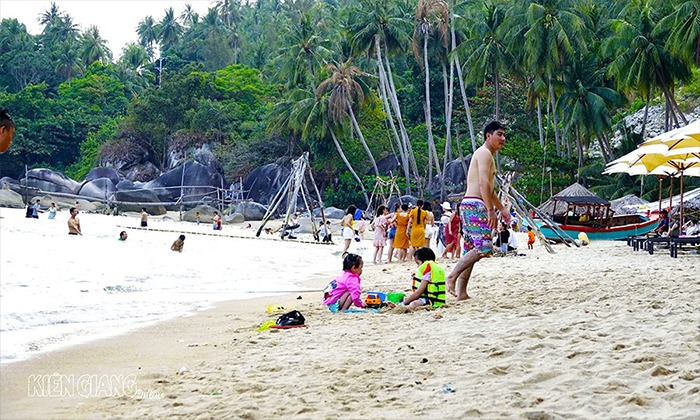 Một hòn đảo đẹp như phim ở Kiên Giang, có cây dừa sống nằm dài trên đá khiến thiên hạ tò mò - Ảnh 5.