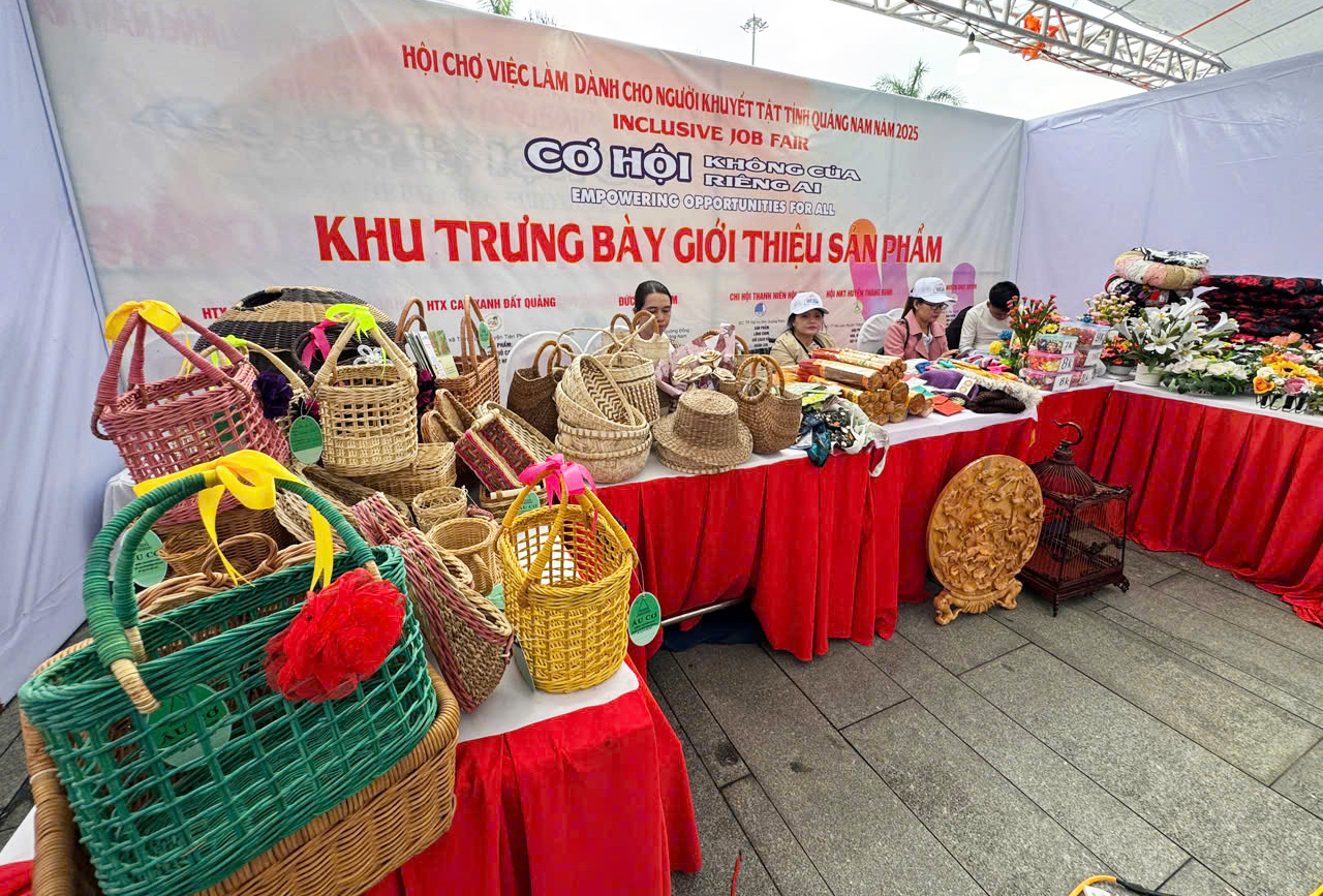 Người khuyết tật hào hứng với hội chợ việc làm đầu tiên ở Quảng Nam - Ảnh 6.