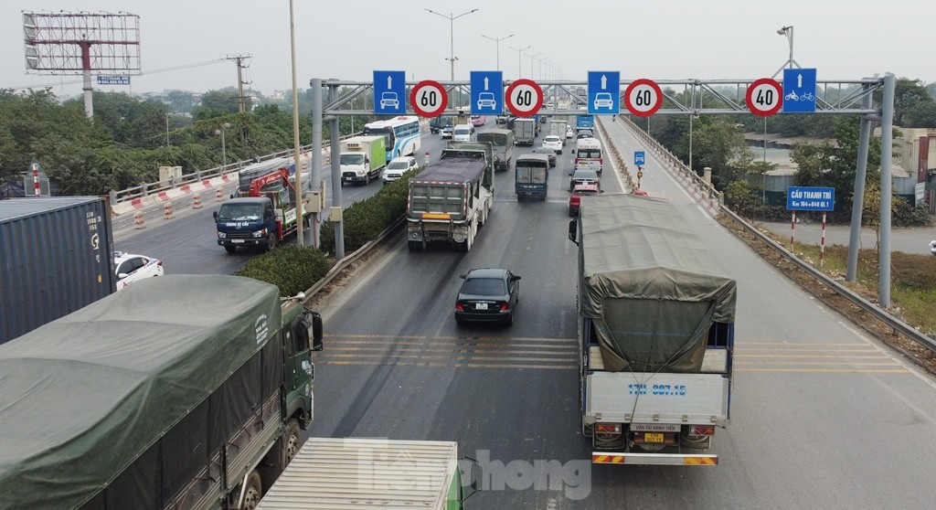 Công trường chỉnh trang đường phố dịp cuối năm chậm tiến độ, ùn tắc ảnh 2