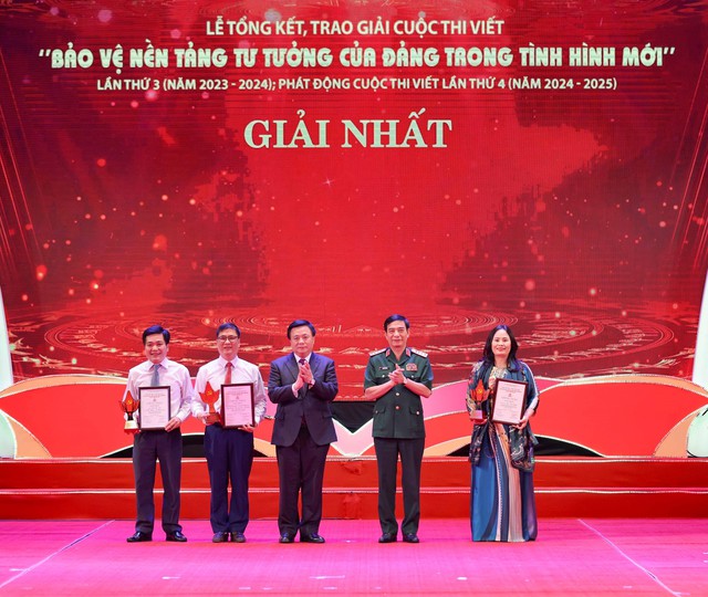 Giới thiệu 300 hình ảnh tại triển lãm "Đảng ta thật là vĩ đại" và "Hội Xuân Ất Tỵ 2025" - Ảnh 2.