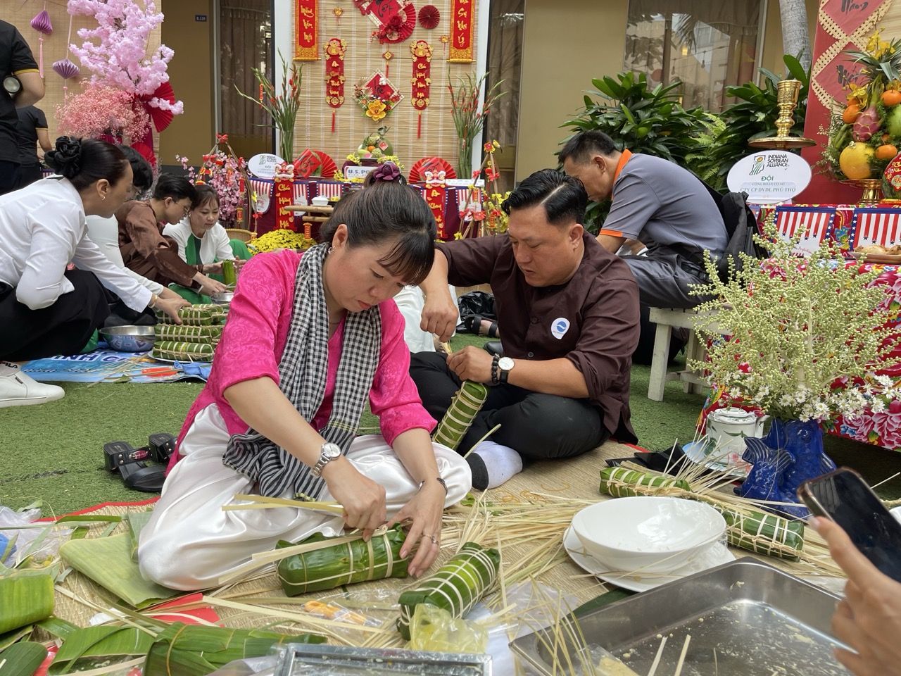 Hoa hậu Kiều Duy cùng 2 á hậu Quốc gia Việt Nam trải nghiệm... gói bánh tét- Ảnh 6.