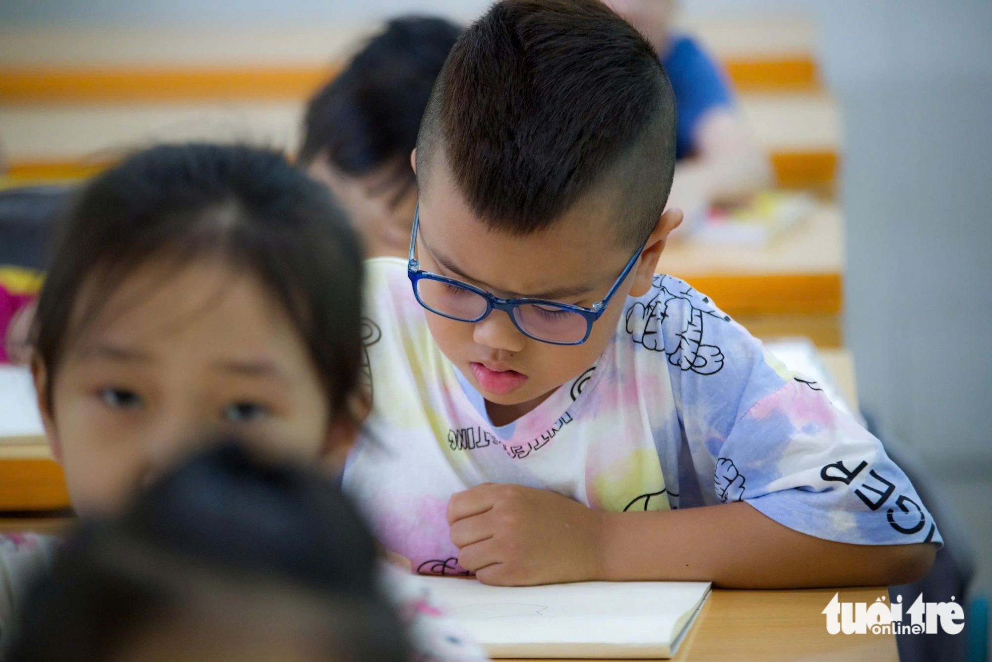 Vụ trưởng Giáo dục trung học: 'Có học sinh đi học thêm chỉ nhằm không lạc lõng với bạn bè' - Ảnh 2.