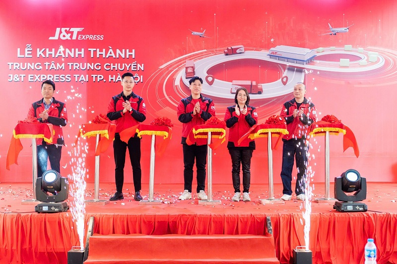 Các đại biểu cắt băng khánh thành Trung tâm trung chuyển hàng hóa J&T Express Việt Nam.