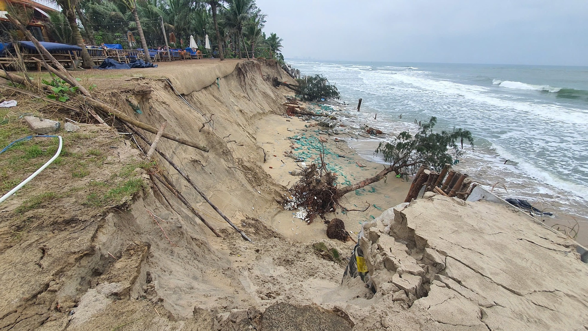 Primer plano del deslizamiento de tierra en la playa de Hoi An que obligó a declarar el estado de emergencia (foto 11)