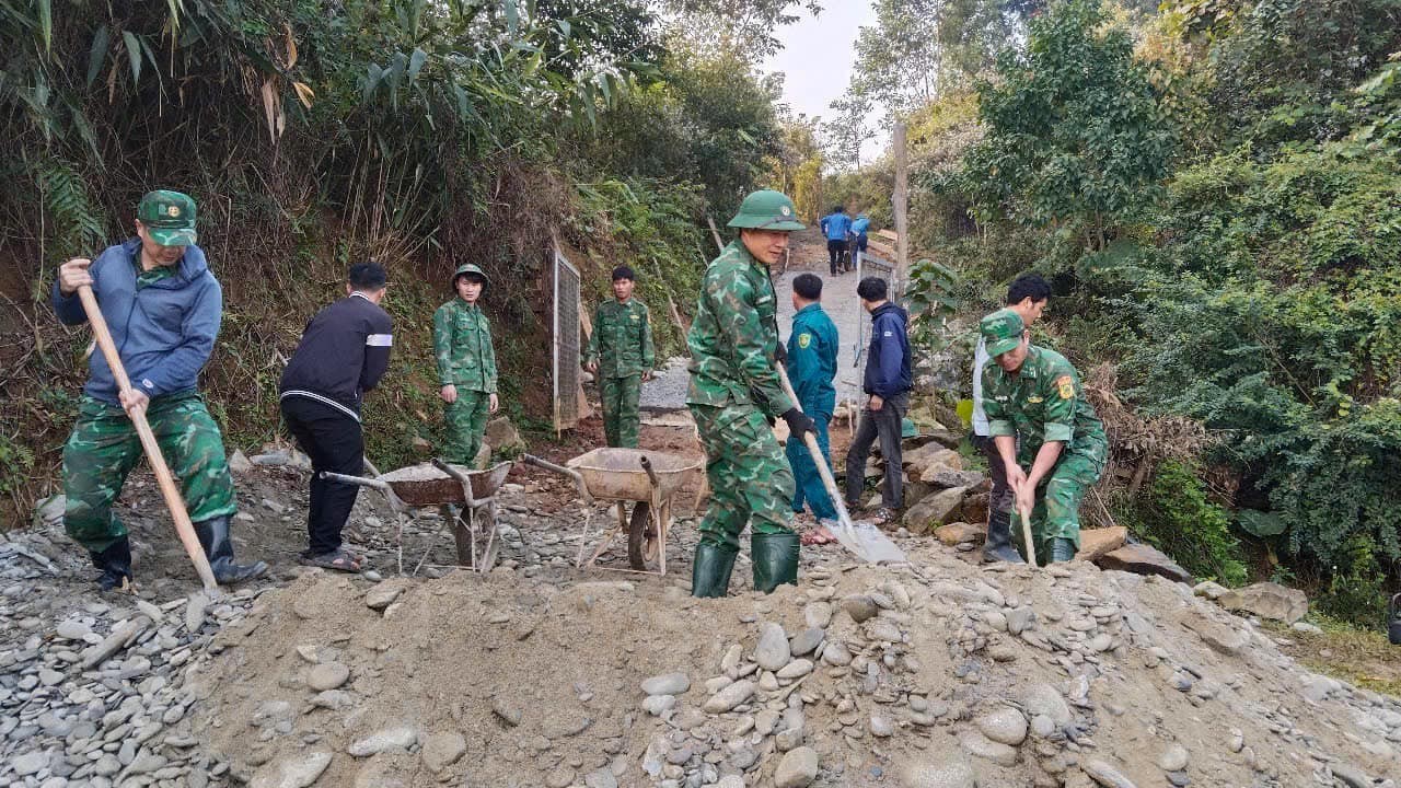 Thanh niên đổ bê tông làm đường cho người dân bản ảnh 2