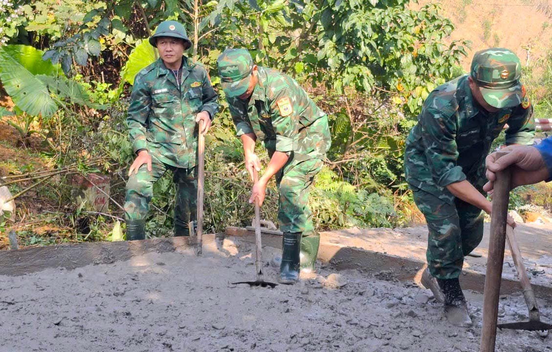 Thanh niên đổ bê tông làm đường cho người dân bản ảnh 8