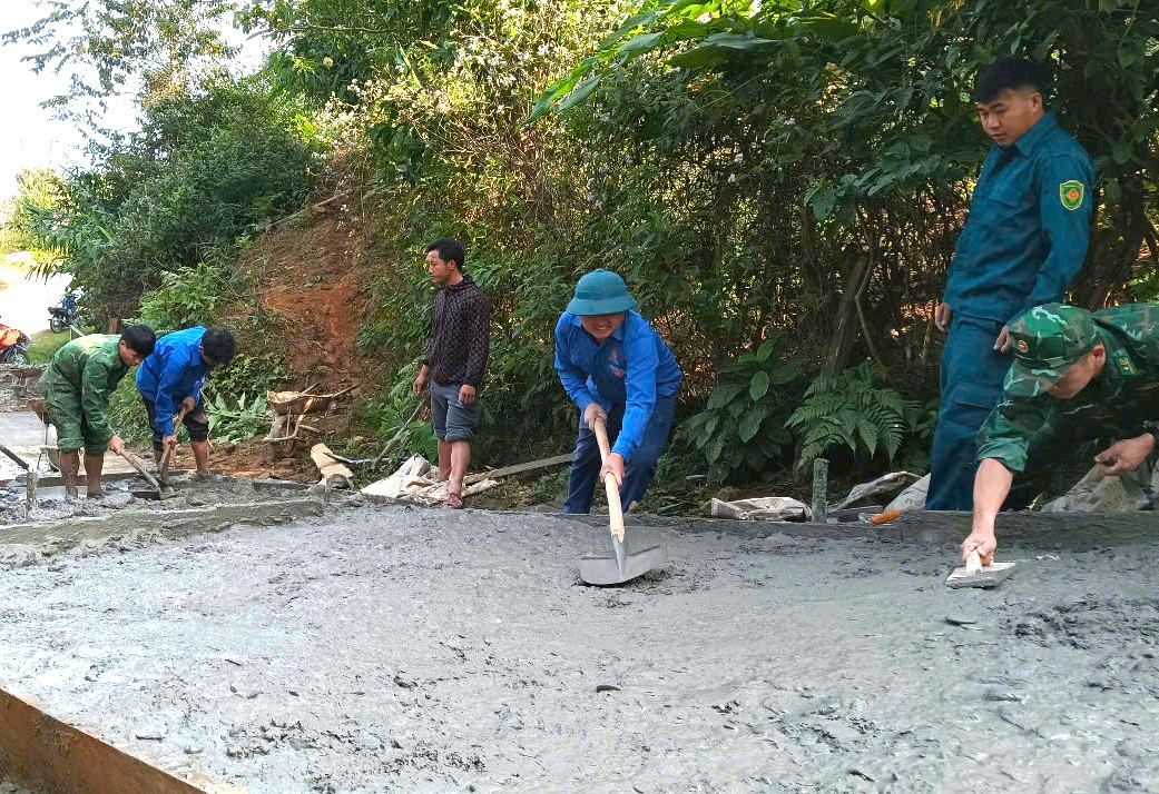 Thanh niên đổ bê tông làm đường cho người dân bản ảnh 10