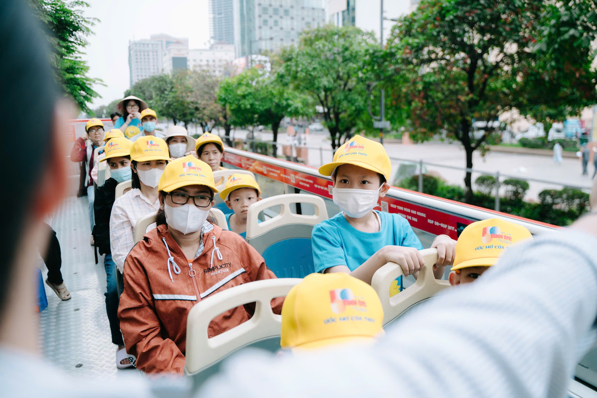 Quên cơn đau vì bệnh tật, bệnh nhi háo hức trải nghiệm xe buýt hai tầng và metro số 1 - Ảnh 5.