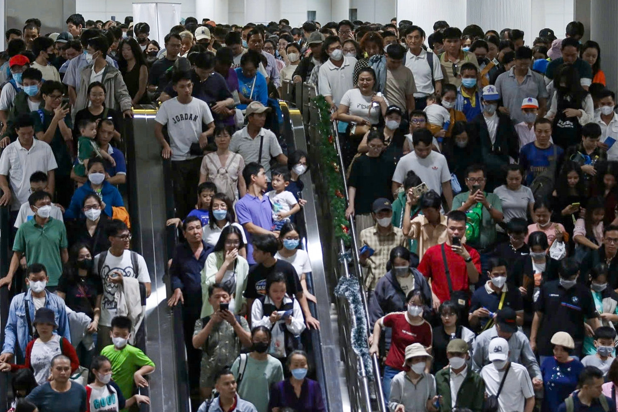 'Biển người' trải nghiệm metro số 1 TPHCM trong ngày chủ nhật cuối cùng của năm