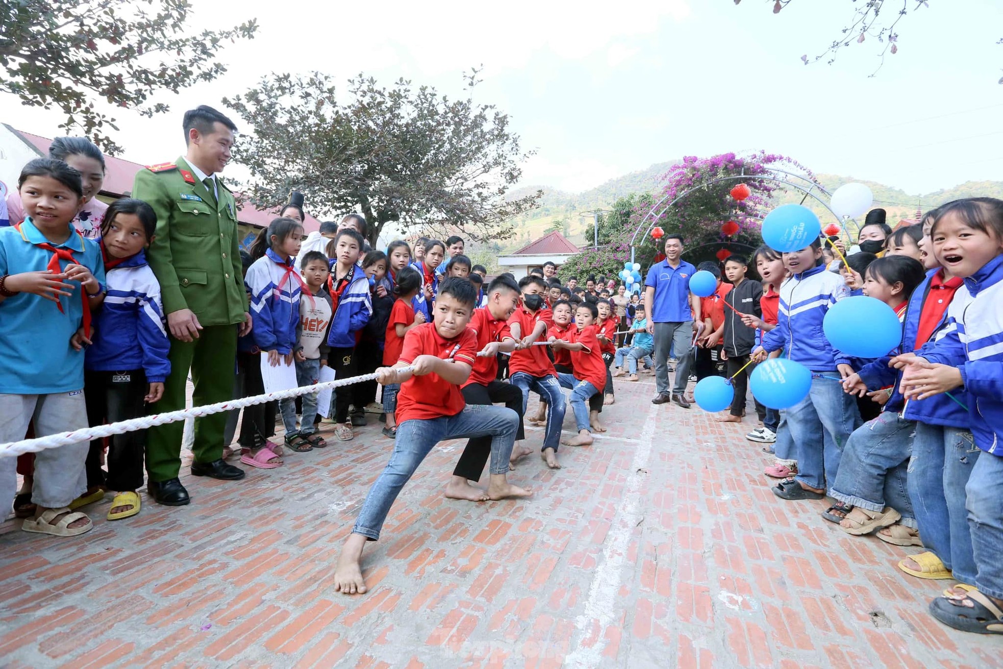 Tuổi trẻ Sơn La mang Tết ấm đến học sinh vùng cao ảnh 13