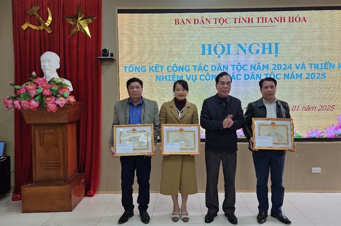 Phó Trưởng Ban Dân tộc tỉnh Thanh Hóa Cầm Bá Tường trao Giấy khen cho các cá nhân có nhiều thành tích xuất sắc trong thực hiện công tác dân tộc và chính sách dân tộc năm 2024