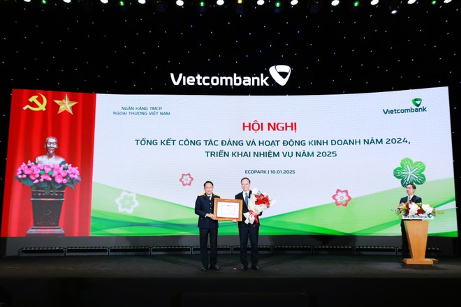 Đại diện Vietcombank, đ/c Lê Quang Vinh - Ủy viên Ban Thường vụ Đảng ủy, Phó Tổng Giám đốc phụ trách Ban Điều hành nhận Bằng khen của Tổng Cục Thuế