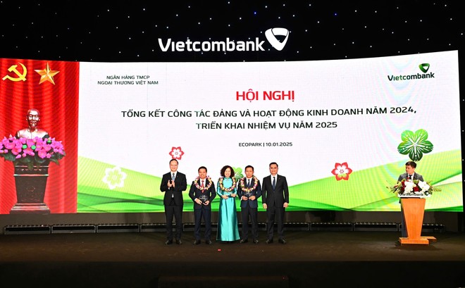 Ban lãnh đạo Vietcombank trao biểu trưng và tặng hoa vinh danh cho đại diện 03 Đơn vị đặc biệt xuất sắc trong năm 2024: Chi nhánh Sở Giao dịch (thứ 4 từ trái sang), Chi nhánh Thành Công (thứ 3 từ trái sang) và Chi nhánh Nam Sài Gòn (thứ 2 từ trái sang)