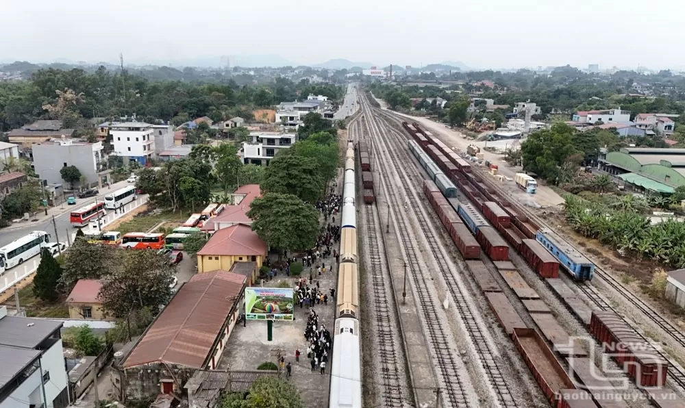 Tàu dừng tại ga Lưu Xá, TP. Thái Nguyên.