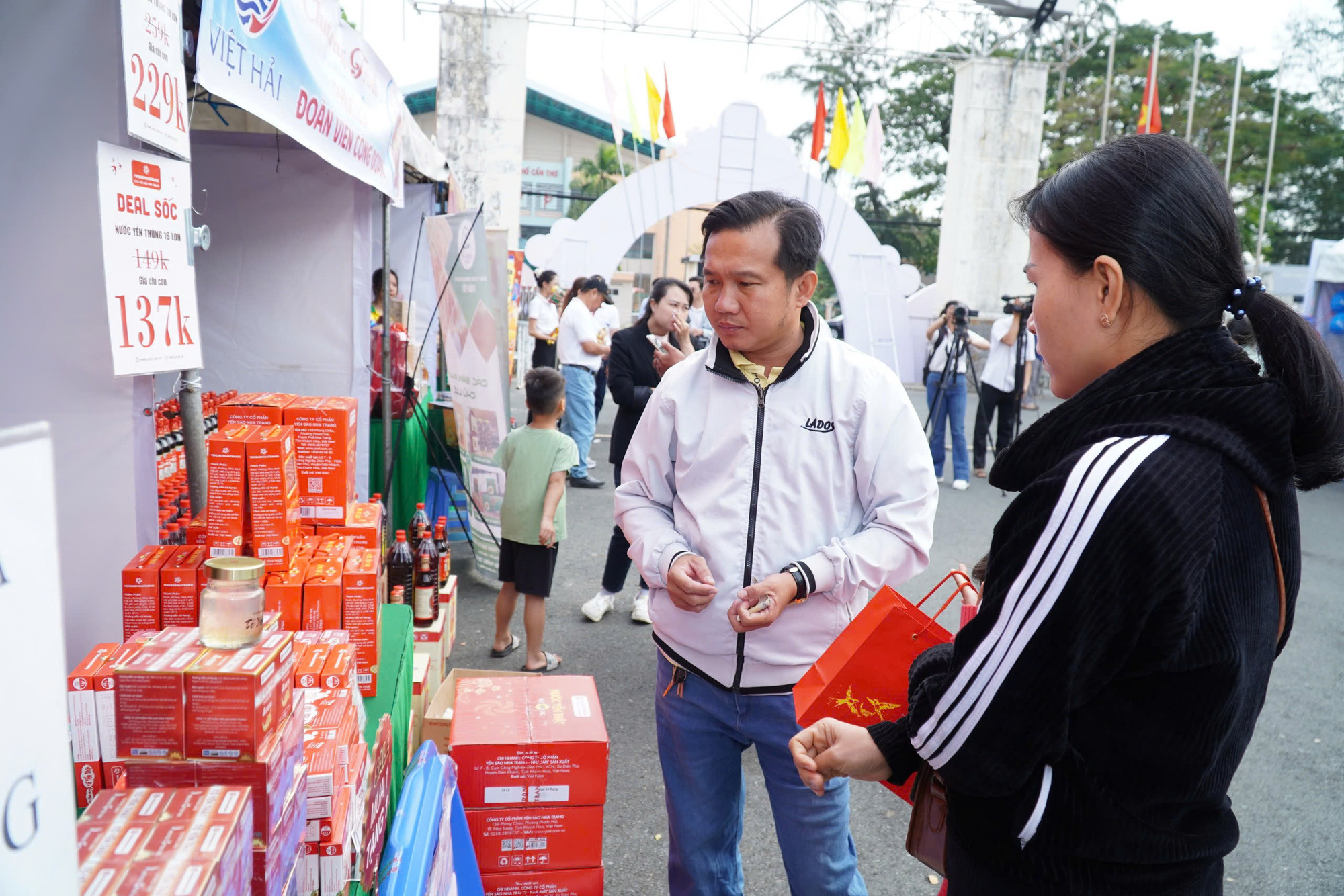 Công nhân lao động Cần Thơ đi Chợ Tết công đoàn - Ảnh 4.