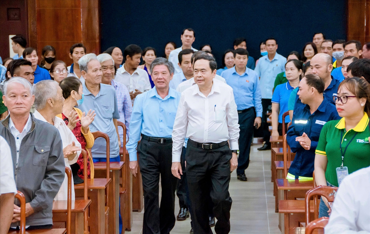 Chủ tịch Quốc hội Trần Thanh Mẫn và Đoàn công tác đến thăm hỏi đồng bào cá DTTS và công nhân , người lao động tại Trung tâm Hội nghị tỉnh Trà Vinh