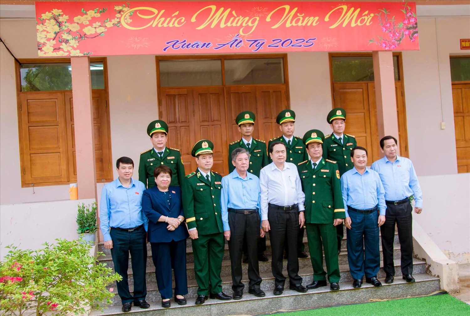 Chủ tịch Quốc hội cùng các thành viên Đoàn công tác chụp ảnh lưu niệm cùng Bộ chỉ huy BĐBP tỉnh Trà Vinh 